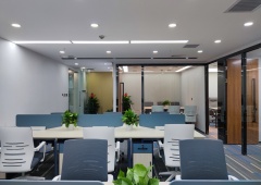 呼家楼商圈朝外SOHO151㎡、精装修带家具、三个隔断间