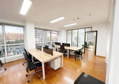 建外SOHO150平精装带全套办公家具，两个隔断双向采光