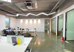 538㎡ 精装修带办公家具 6个隔断间 1个大工位区