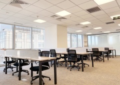 东南朝向精装修配家具，3个隔断间，老板间会议室休息室等随时看