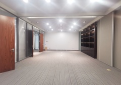 阳光大厦377平米精装遗留房源出租，东向，户型方正使用率高