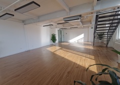 三里屯商圈，遗留装修460㎡面积，可注册，双向采光