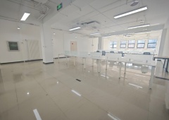 3个隔断，公区80个工位，3.3米层高，南北通透落地窗采光好