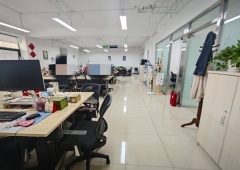6个隔断，公区可容纳50-60工位，东南向落地窗，采光好！