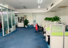 精装带全套办公家具，户型方正，产权清晰可注册，随时看