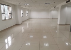 遗留形象墙，二间隔断间，一个员工区，可注册二家公司
