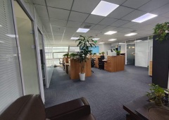 南三环搜宝商务中心 格局方正 精装遗留带家具 交通便利
