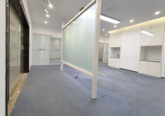 中雅大厦精装修可配家具，户型方正，价格优惠，随时起租