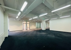 新出  390平精装办公室出租 可配家具  户型方正